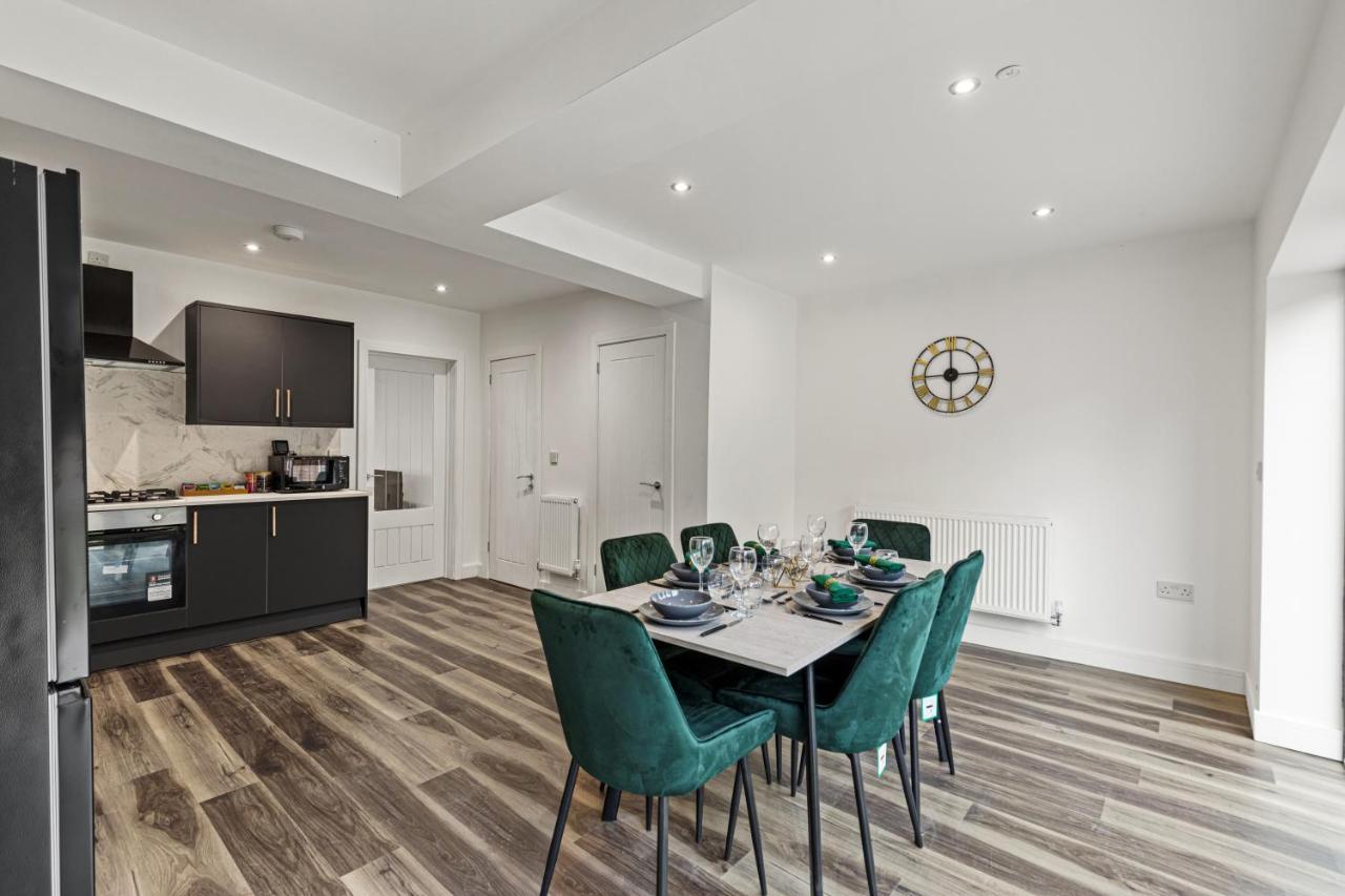 Walsall - 4 Bedroom House, Wi-Fi, Garden , Sleeps 8 - Jrr Stays Bescot Kültér fotó