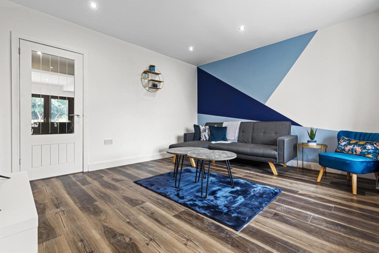 Walsall - 4 Bedroom House, Wi-Fi, Garden , Sleeps 8 - Jrr Stays Bescot Kültér fotó