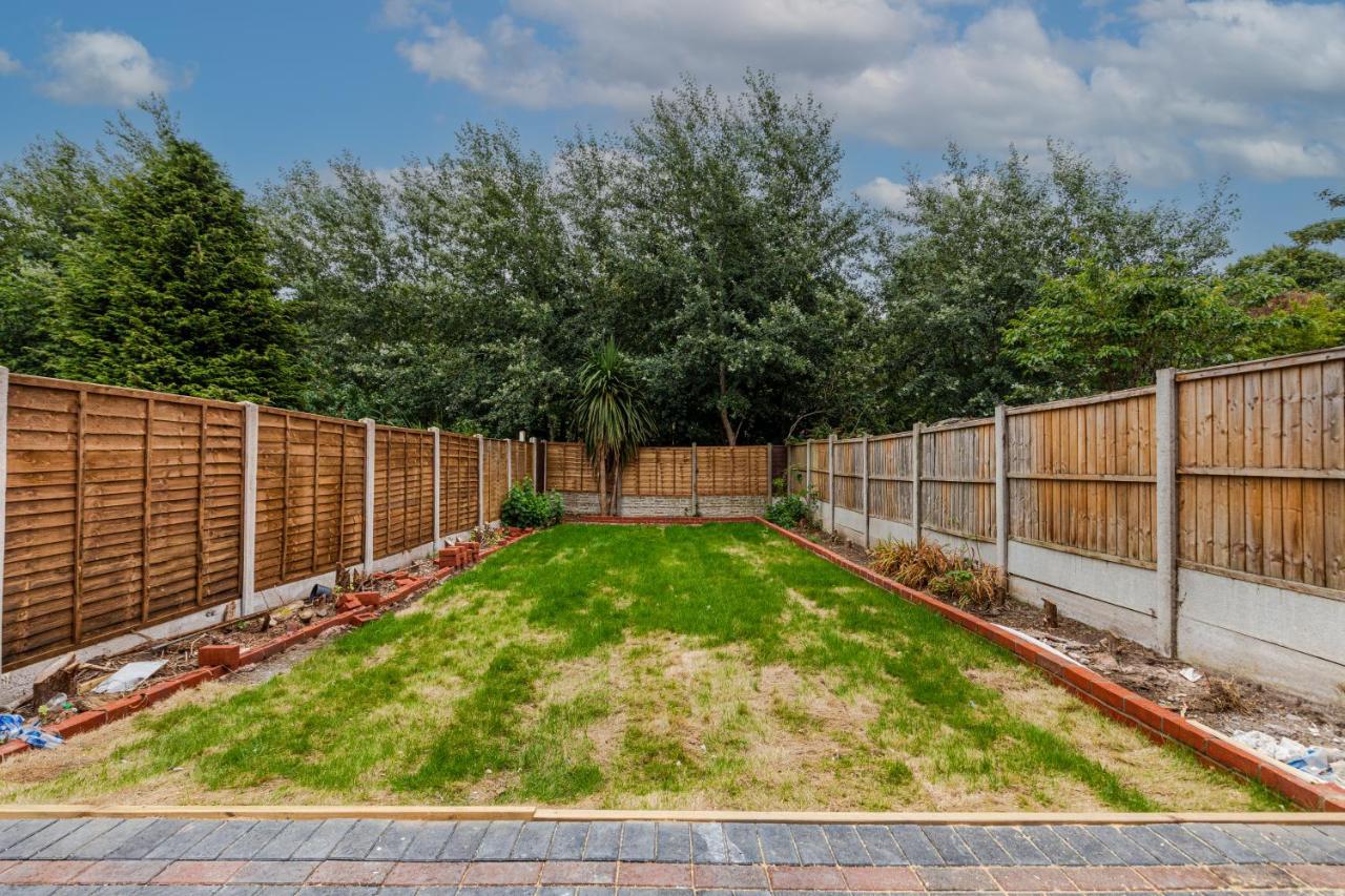 Walsall - 4 Bedroom House, Wi-Fi, Garden , Sleeps 8 - Jrr Stays Bescot Kültér fotó