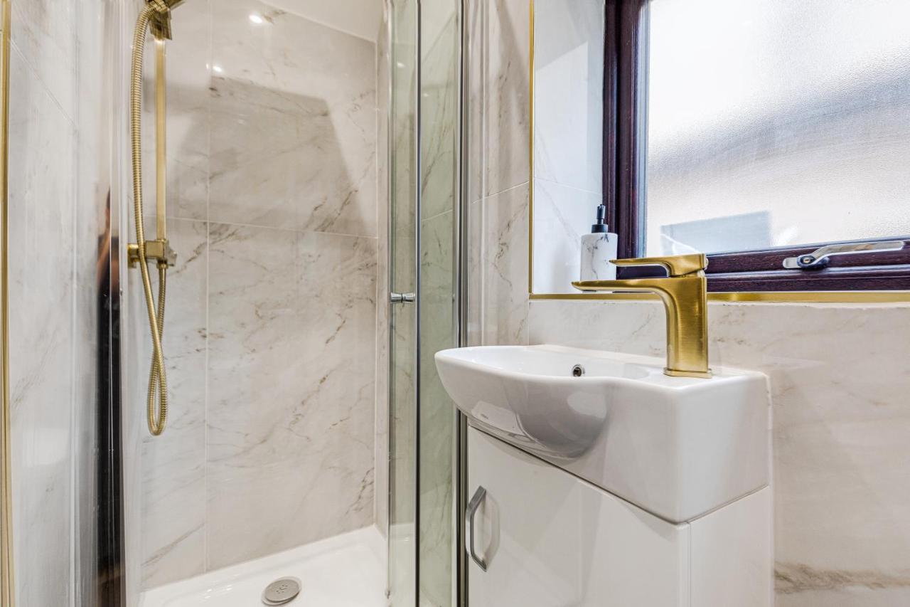 Walsall - 4 Bedroom House, Wi-Fi, Garden , Sleeps 8 - Jrr Stays Bescot Kültér fotó