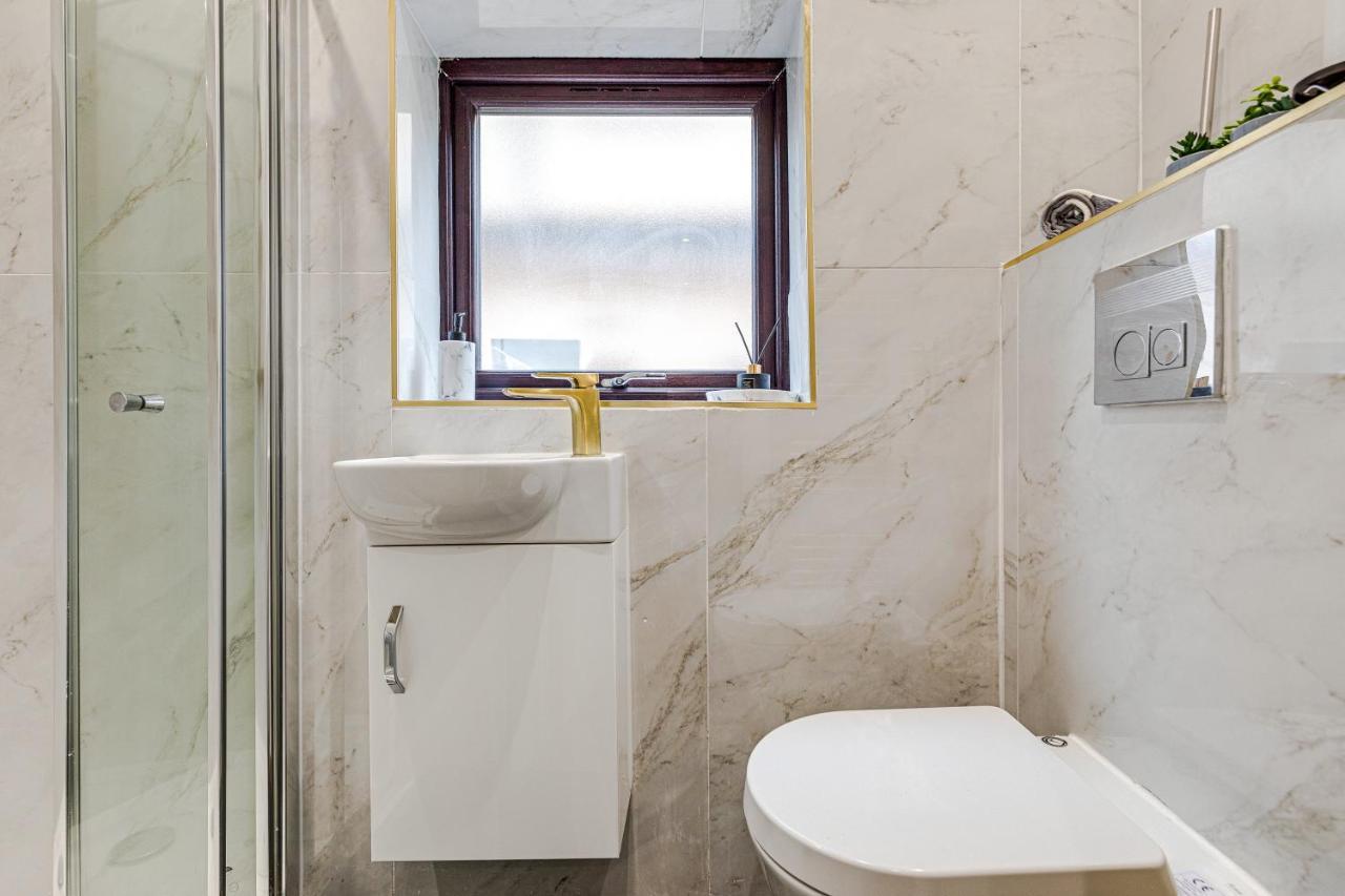 Walsall - 4 Bedroom House, Wi-Fi, Garden , Sleeps 8 - Jrr Stays Bescot Kültér fotó
