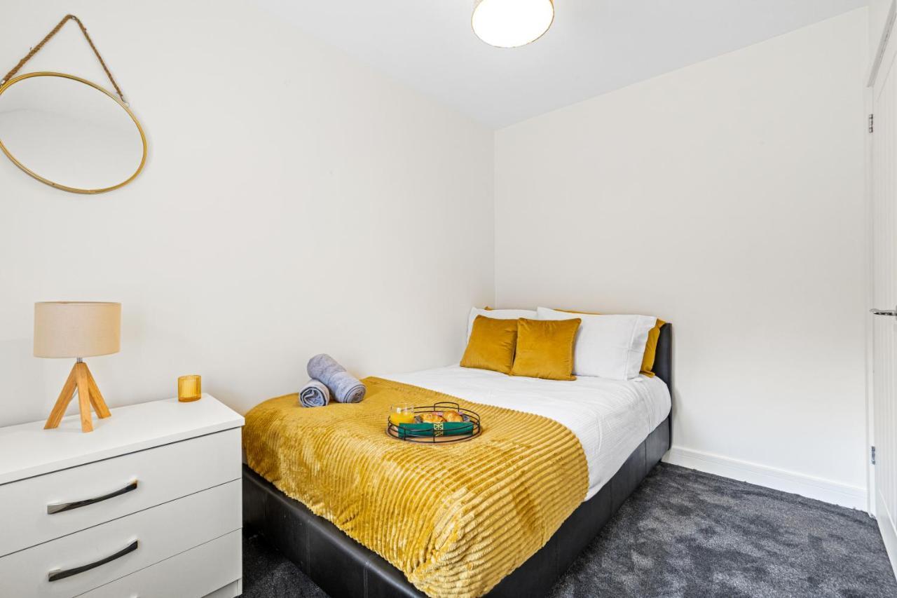 Walsall - 4 Bedroom House, Wi-Fi, Garden , Sleeps 8 - Jrr Stays Bescot Kültér fotó