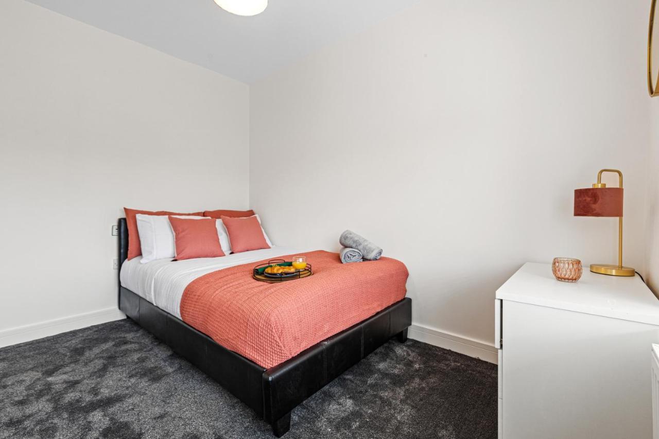 Walsall - 4 Bedroom House, Wi-Fi, Garden , Sleeps 8 - Jrr Stays Bescot Kültér fotó